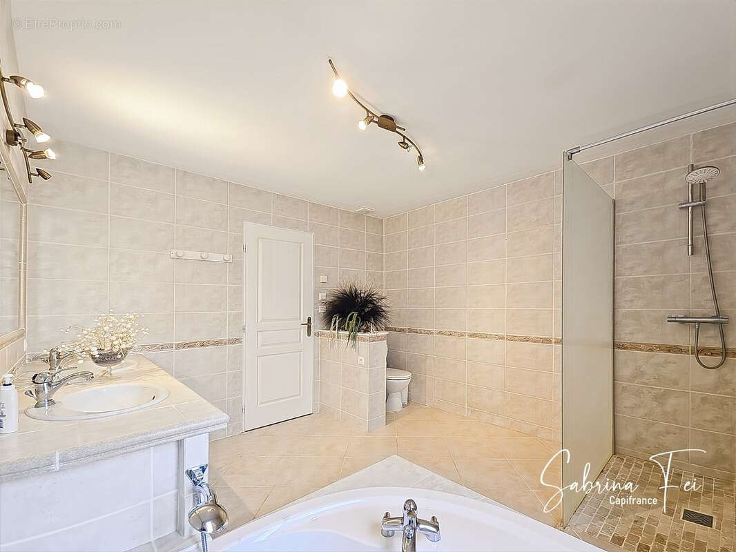Maison familiale de plus de 165 m² – quartier résidentiel recherché – calme absolu – sans vis-à-vis – exposition sud – piscine - photo 11