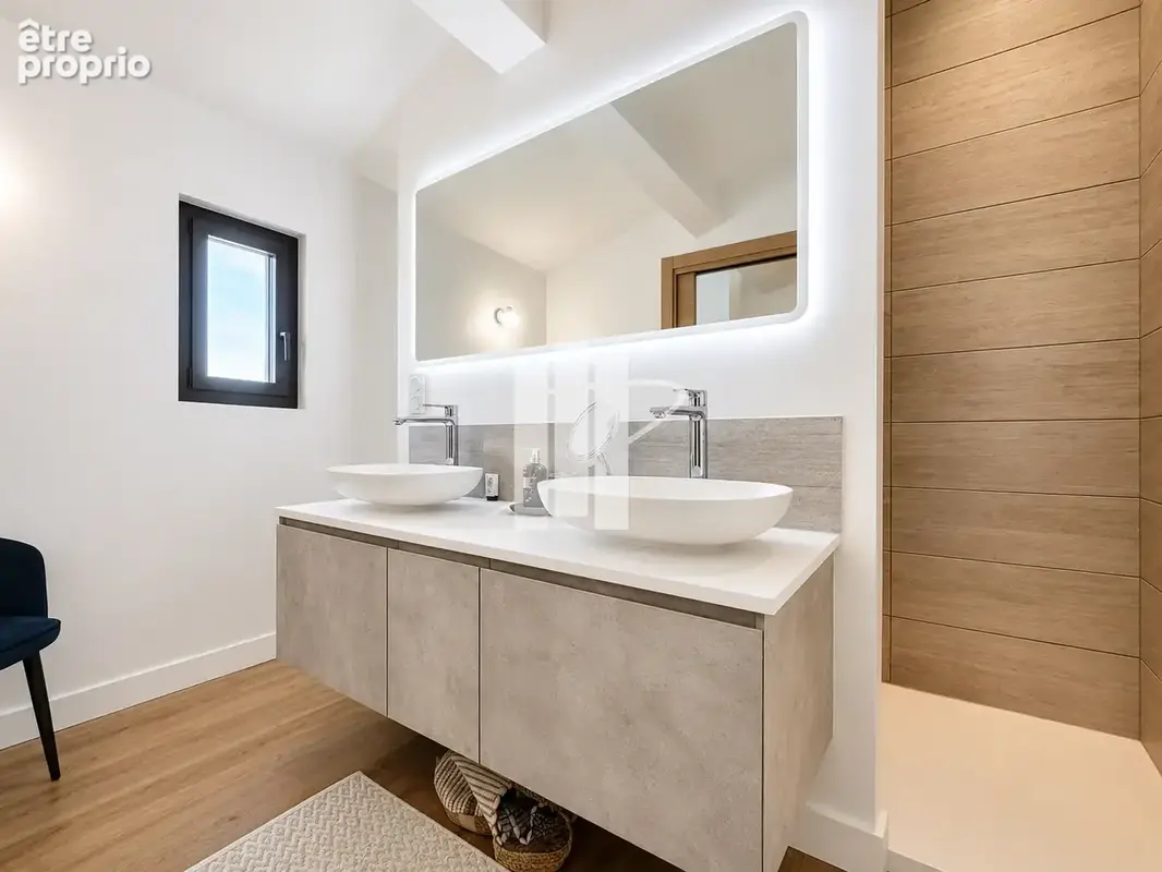 Superbe villa rénovée à Saint-Raphaël   208 m2, vue mer, suites, piscine et prestations d’exception - photo 10