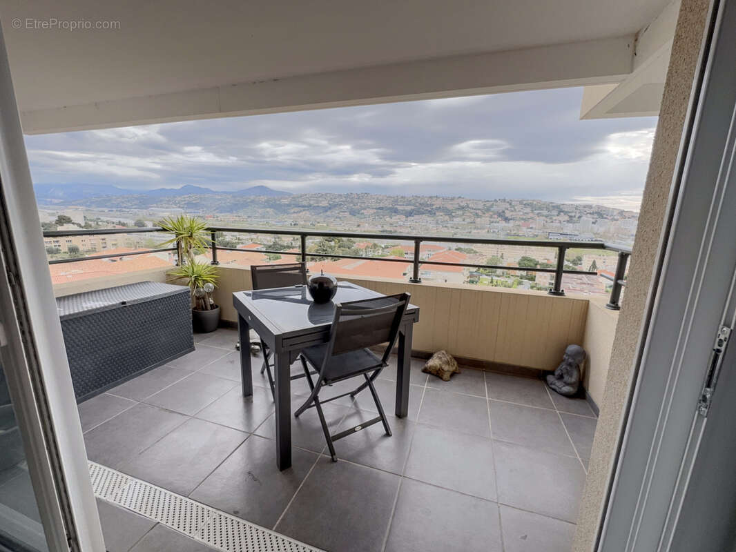 Appartement à SAINT-LAURENT-DU-VAR