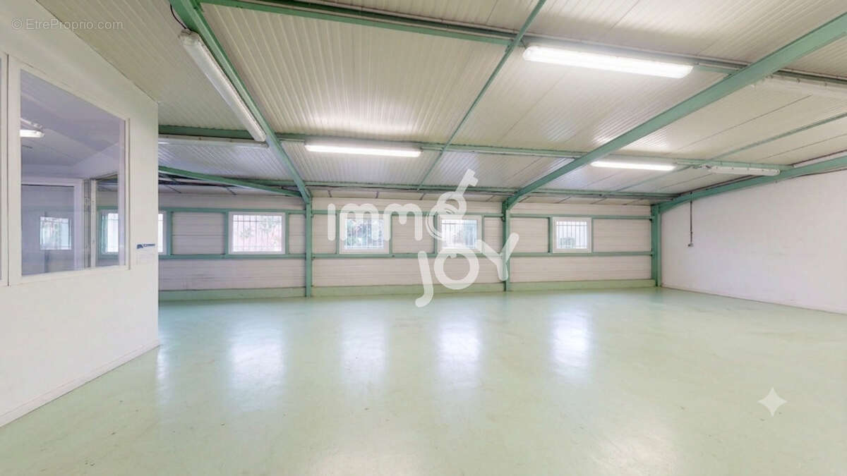 A vendre local d'activité + Appartement - photo 5