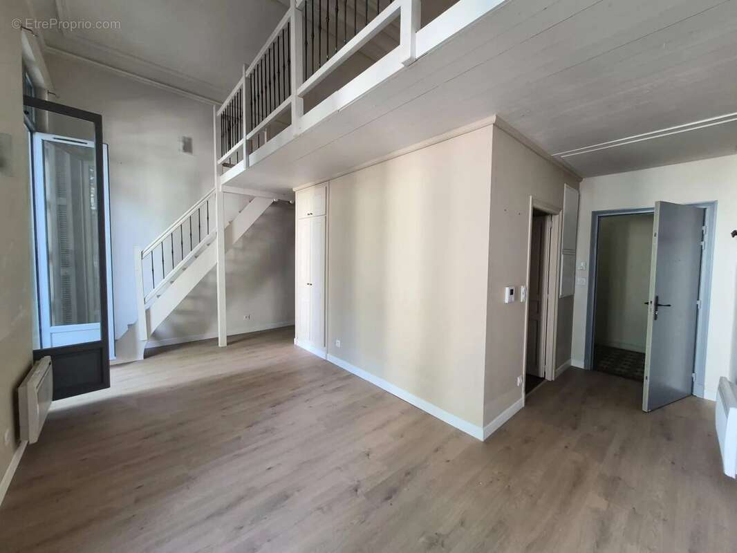 APPARTEMENT T1 avec balcon dans immeuble de caractère - photo 2