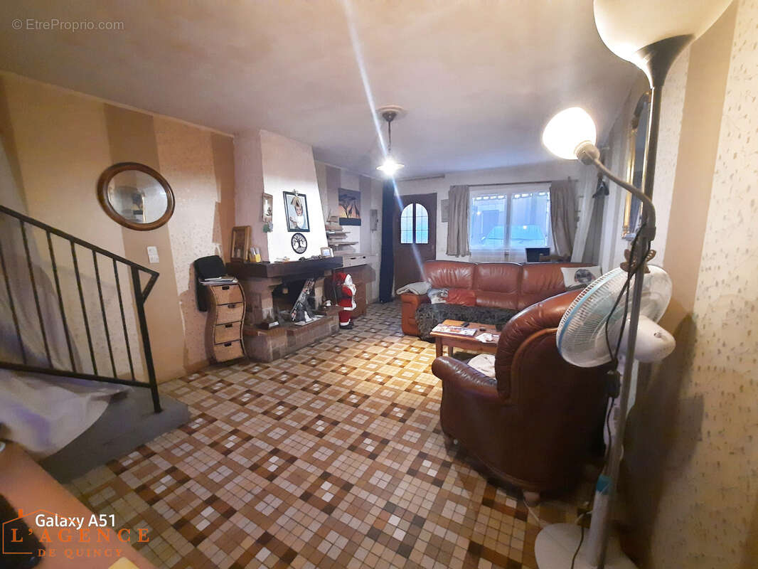 Maison volumineuse avec cour privative - photo 3