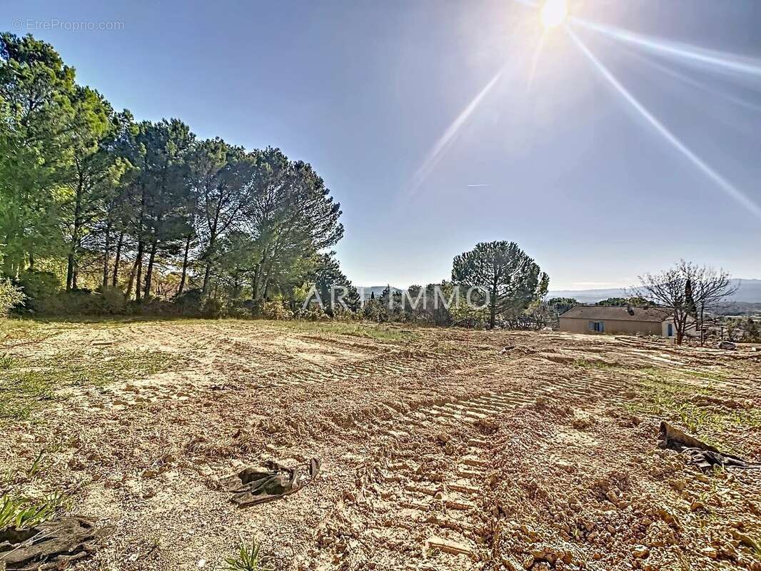 Terrain à PERTUIS