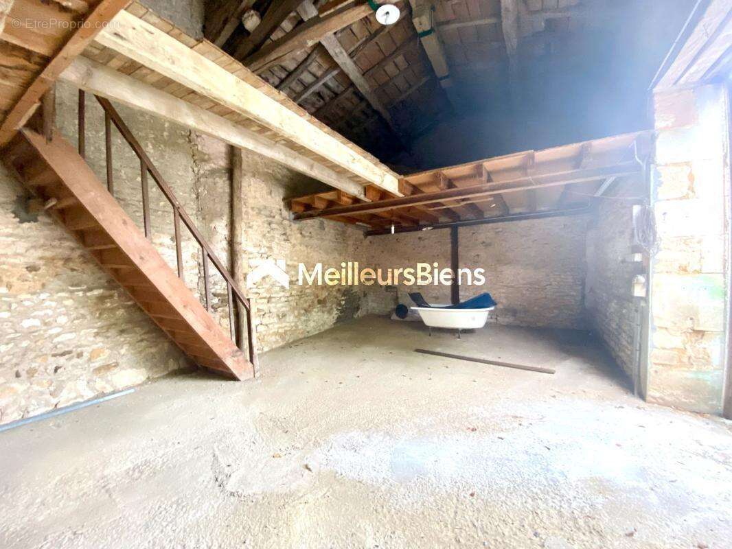 GRANGE brute avec dépendances sur terrain clos - photo 4