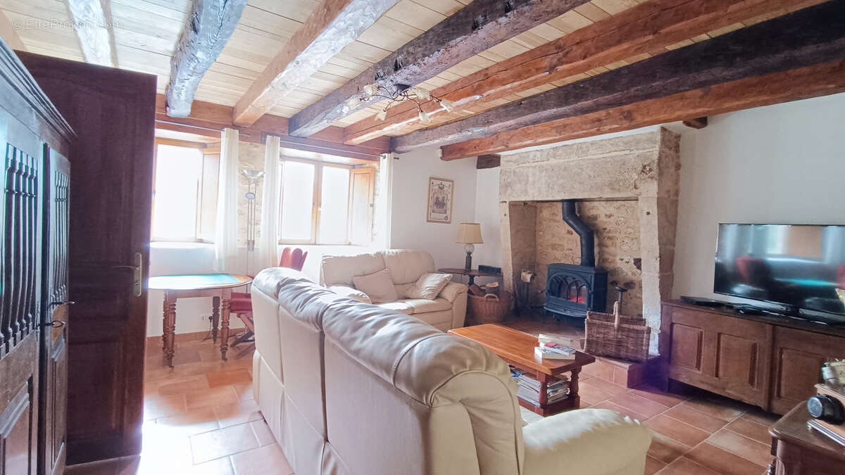 Maison à MILHAC-D'AUBEROCHE