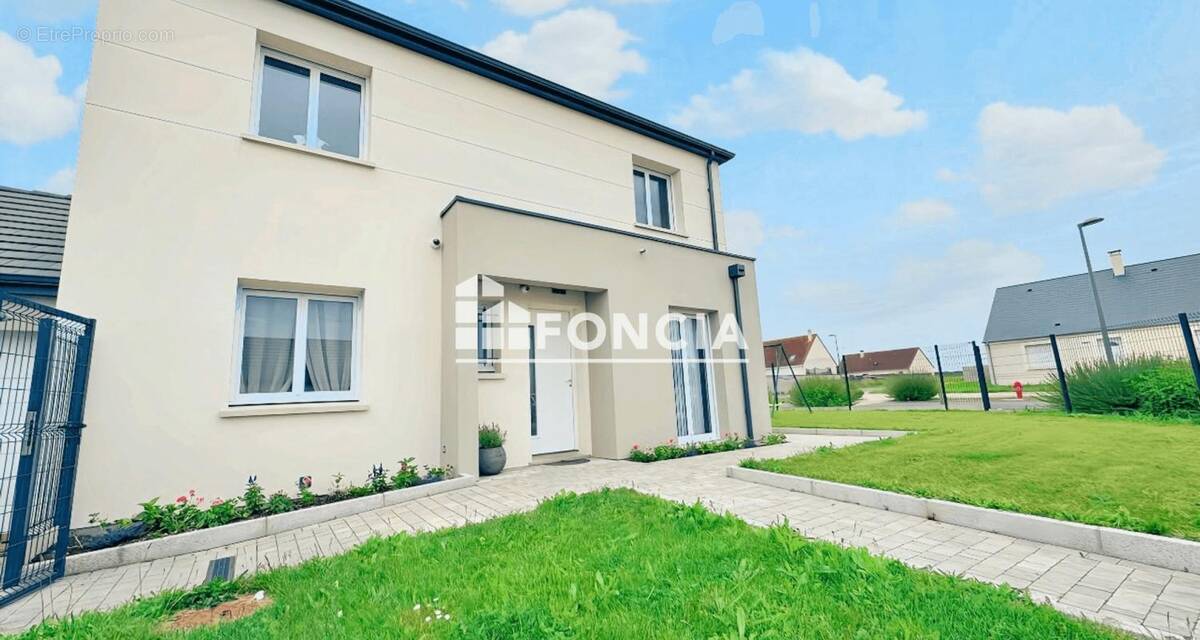 Maison à LA CHAPELLE-SAINT-MESMIN