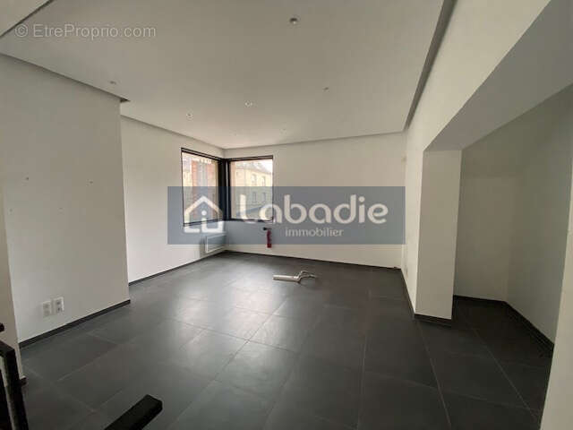 Centre ville de Vire, murs commerciaux libres de 97m2, garage. - photo 2