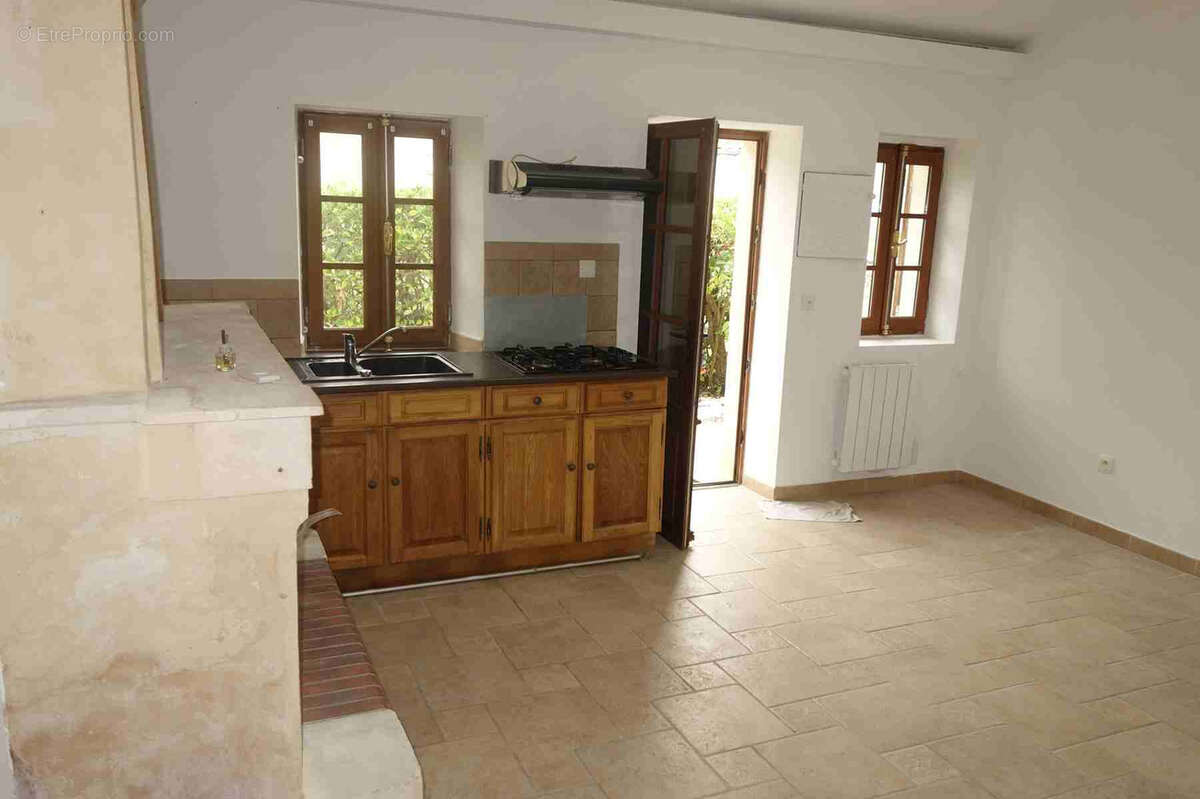 Maison en pierre rénovée à proximité de toutes les commodités - photo 7