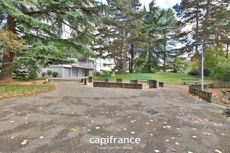SAINTE FOY LES LYON - Bd de l'Europe- Appartement T3 de 68m² avec balcon, place de stationnement extérieure et cave - photo 16