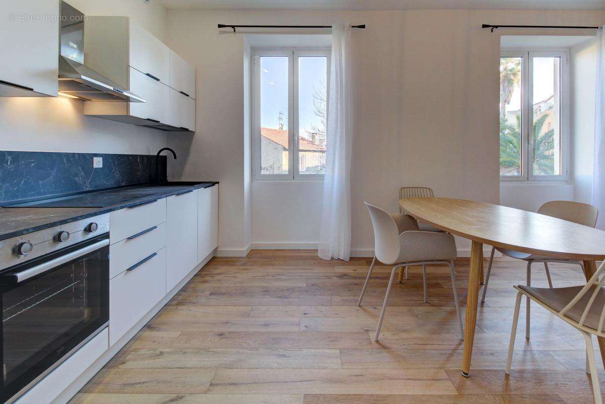 Appartement à SAINT-LAURENT-DU-VAR