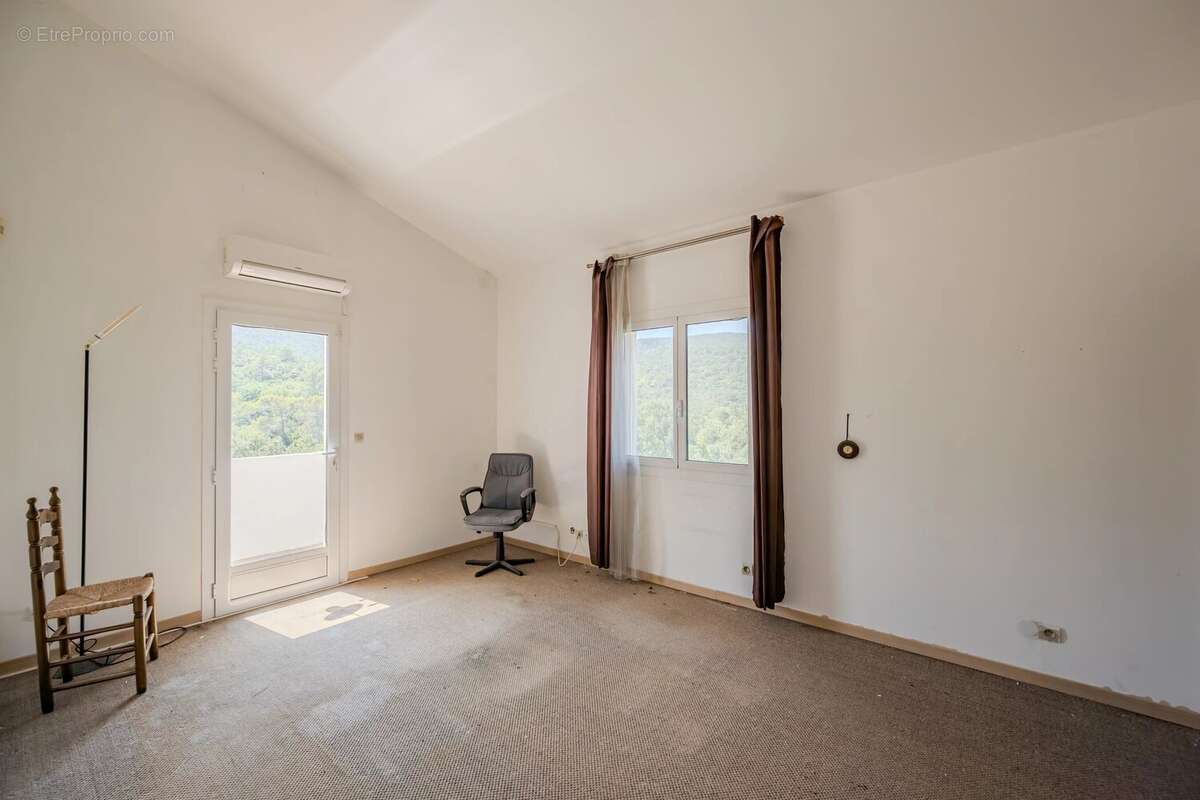 Maison familiale de 250 m² sur plus d'un hectare de terrain – Piscine – Vue dégagée – Méounes-les-Montrieux - photo 11