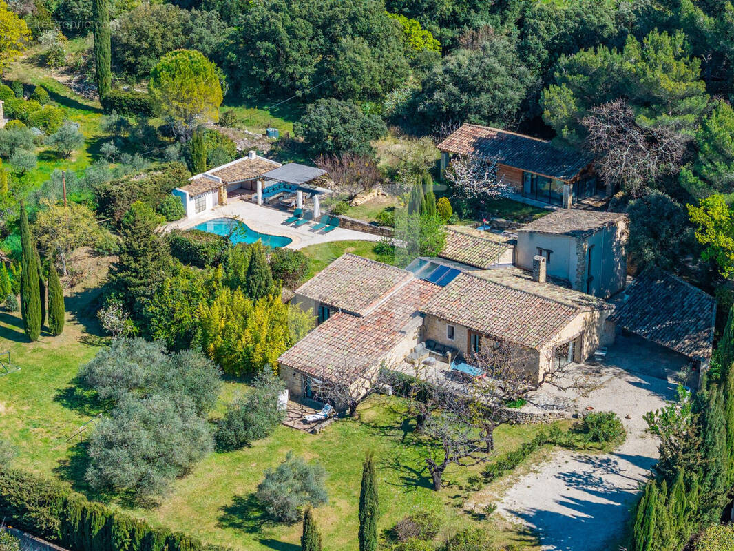 Maison à LA ROQUE-SUR-PERNES