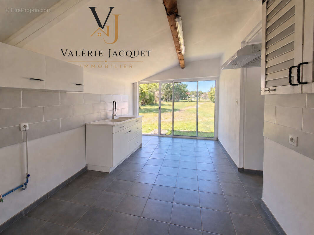 À Moulin-Neuf, maison rénovée en 2025 avec vie de plain-pied et grand terrain constructible - photo 7