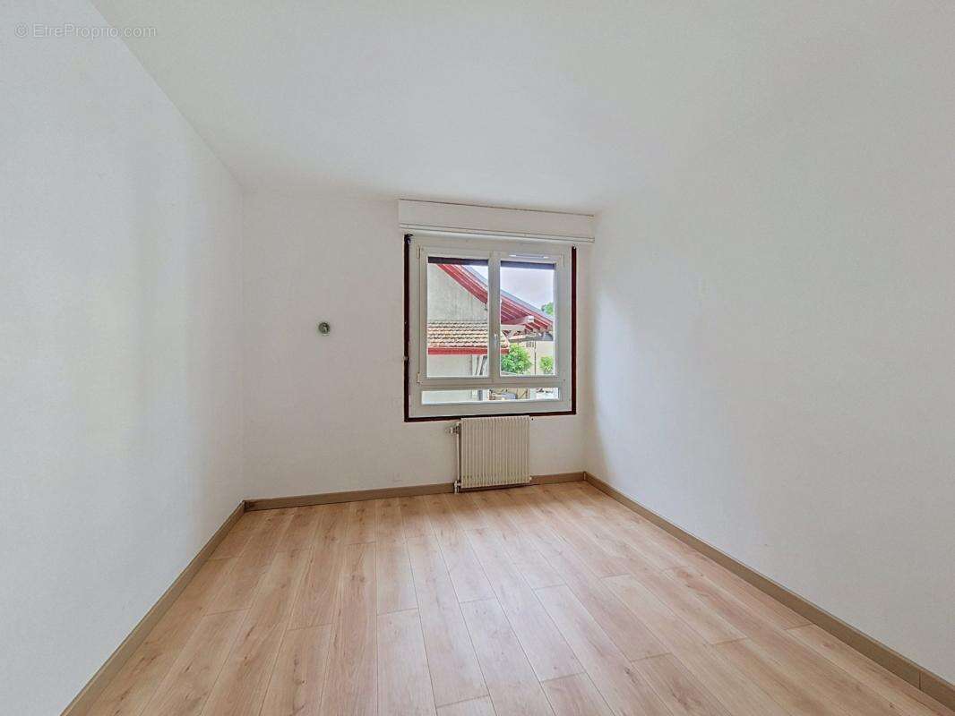 Appartement à BONNE