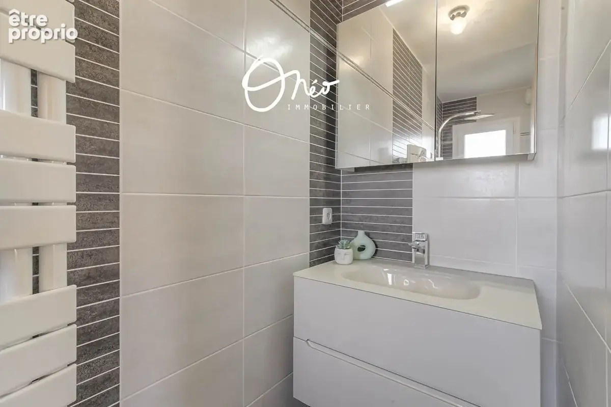Mions - Maison 5 pièces de 110 m2 avec garage double - Piscine - photo 14
