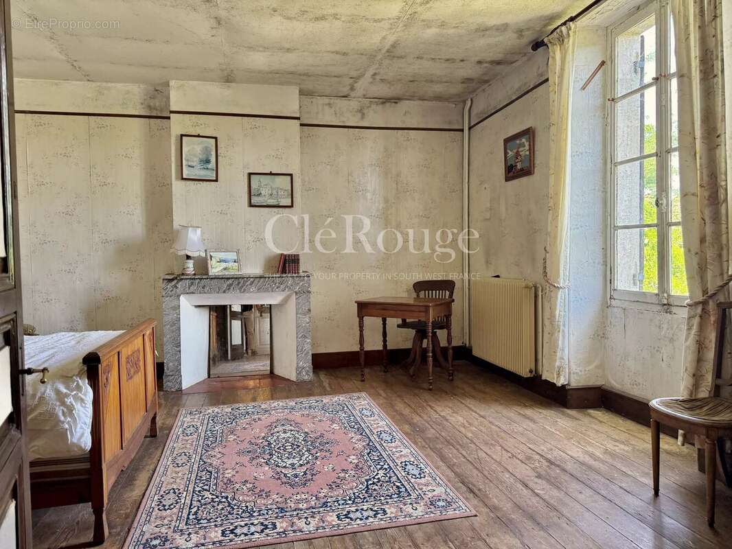 Monségur - Maison familiale de 5 chambres à rénover - photo 4