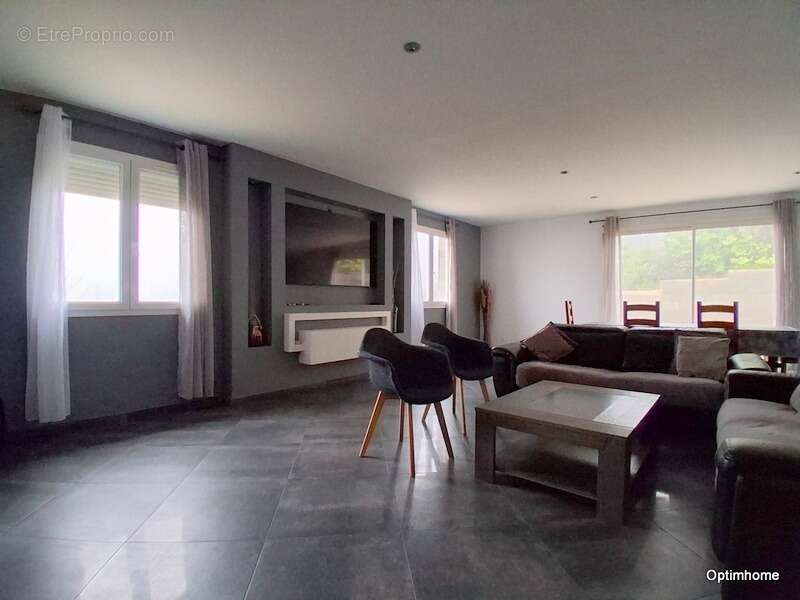 Maison à LE CHAMBON-FEUGEROLLES