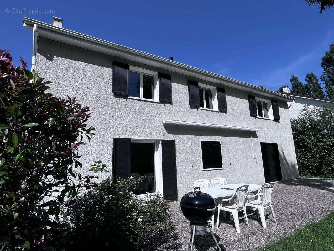 Maison à VOISINS-LE-BRETONNEUX