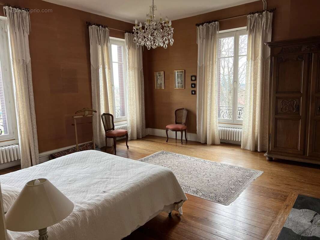 Maison à SAINT-BONNET-LE-CHATEAU