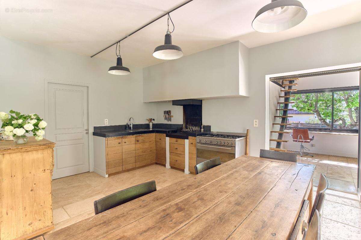 Maison à LE PUY-SAINTE-REPARADE