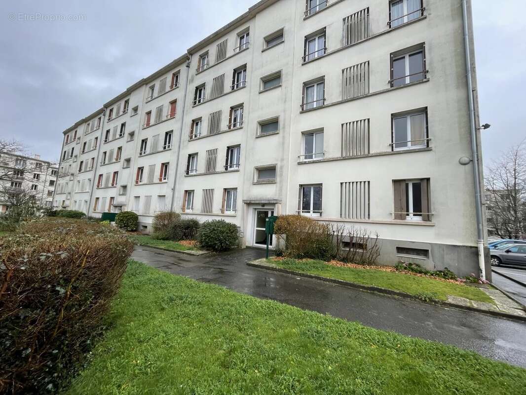 4ème et dernier étage - sans ascenseur - T2 bis - Calme - photo 8