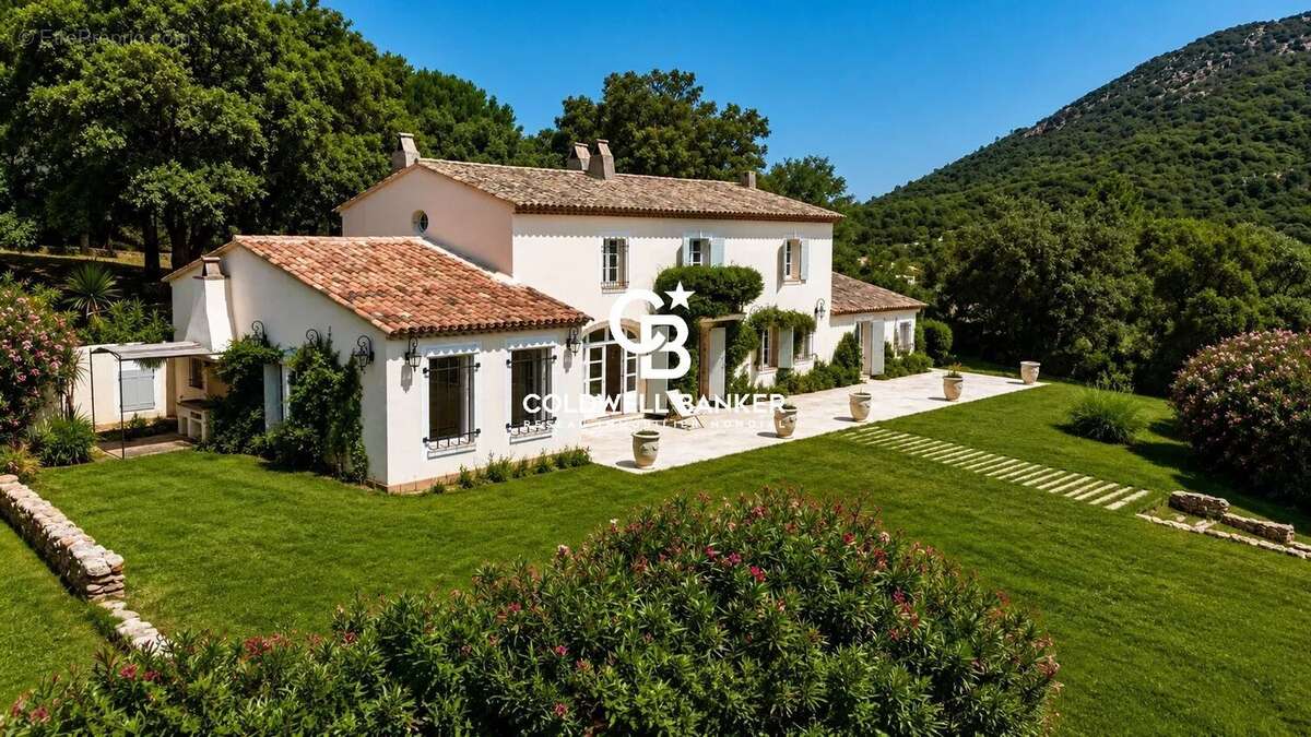 Propriété d'exception au cœur d'un parc privé face au massif des Maures - photo 2