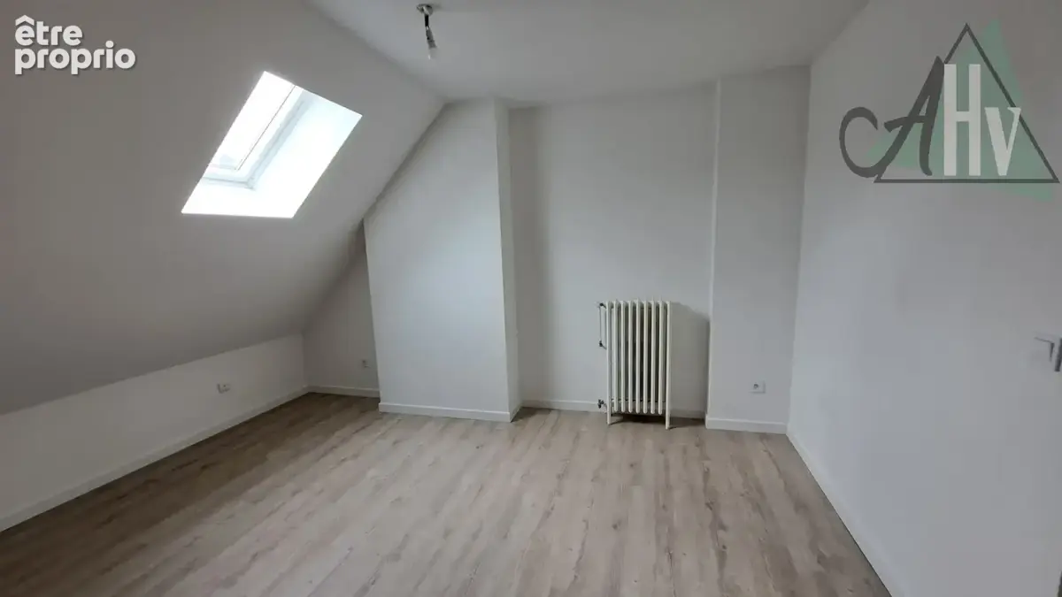 Proche SENS - Maison rénovée de 88 m2 avec 3 chambres, jardin et belle grange de 60 m2. - photo 7