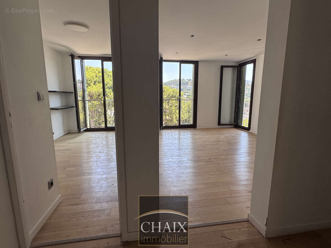 EXCLUSIF : Rare dans ce budget, appartement T3/4 plein centre de CASSIS au calme avec stationnement - photo 3