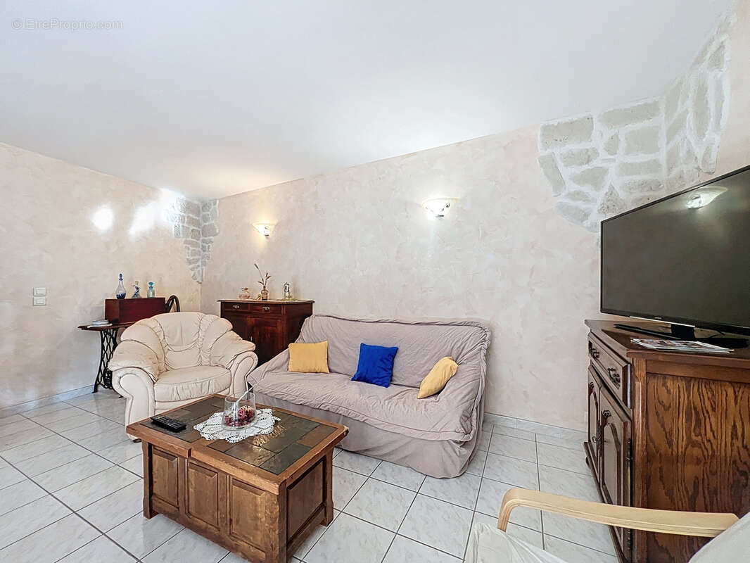 Maison familiale avec terrasse et fort potentiel au cœur de Caramany - photo 4