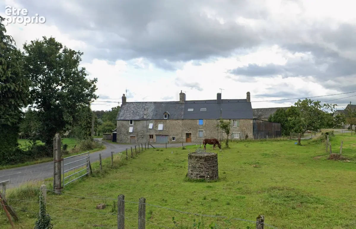 Manche : Maison mitoyenne de caractère à rénover, située dans le magnifique cadre champêtre de la Normandie. - photo 1