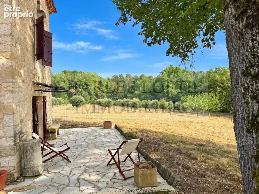 Pigeonnier en pierre sur un terrain de 14 798 m², proche des commerces de Puy l'Évêque - photo 2