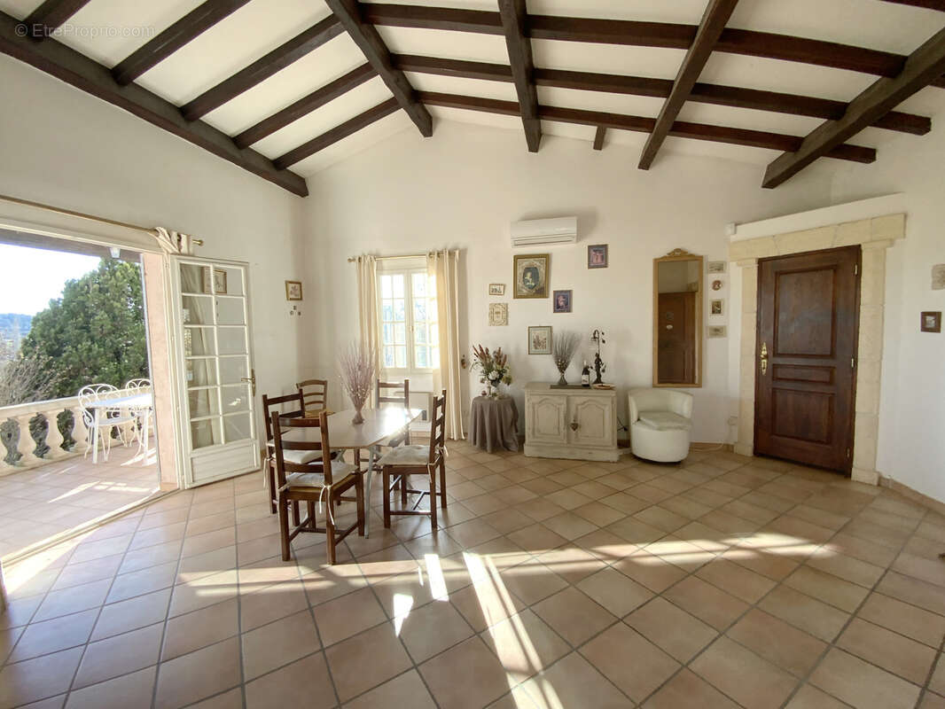 Villa de plain pied en position dominante avec vue . - photo 5