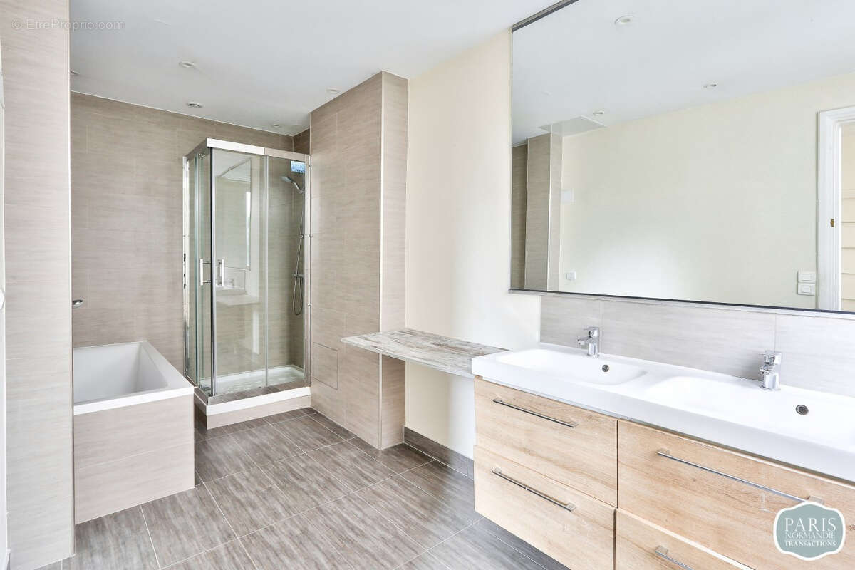 Appartement à NEUILLY-SUR-SEINE