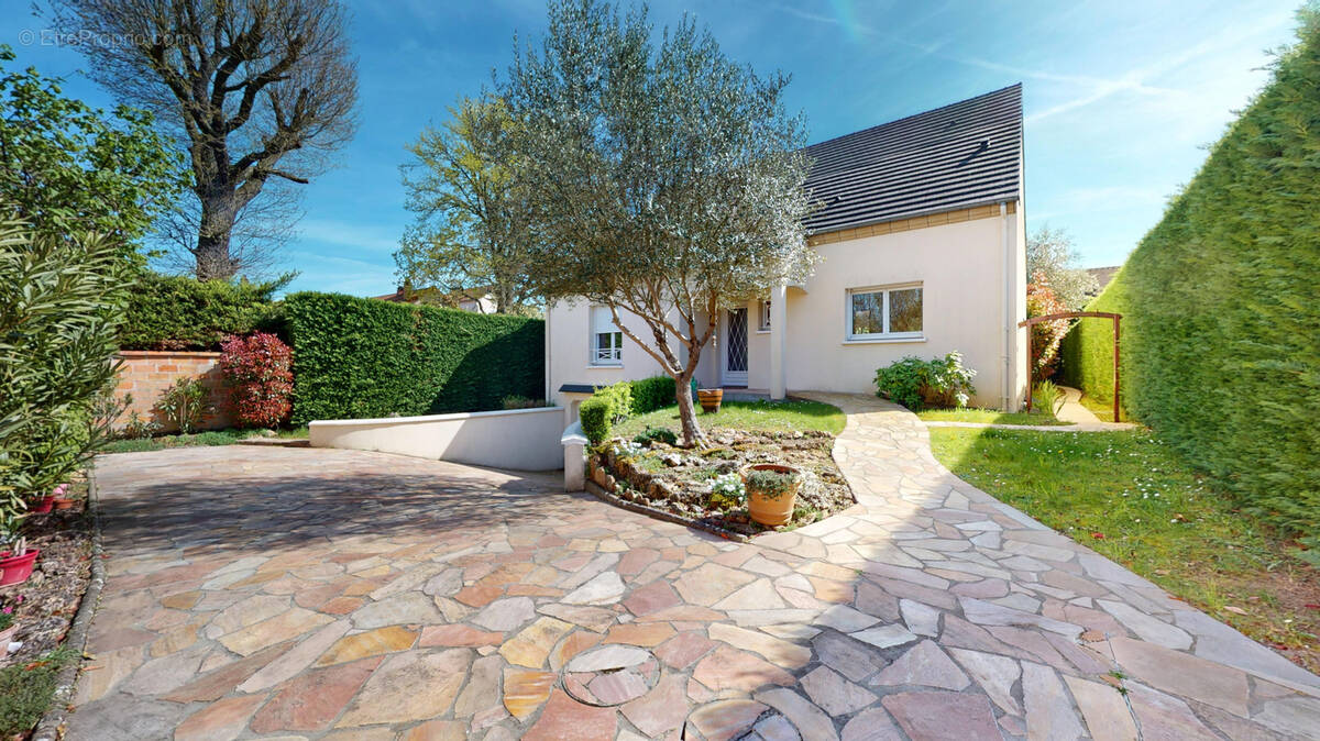 Maison à SAINTE-GENEVIEVE-DES-BOIS