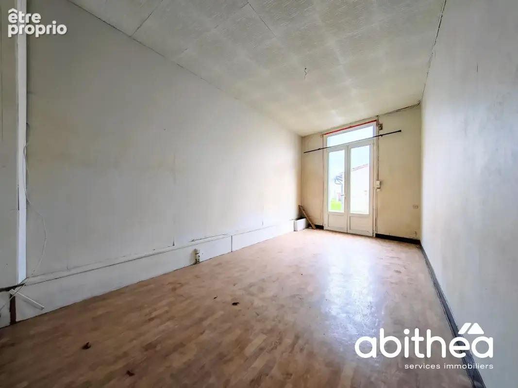 Maison de bourg 95 m2 à rénover - photo 1