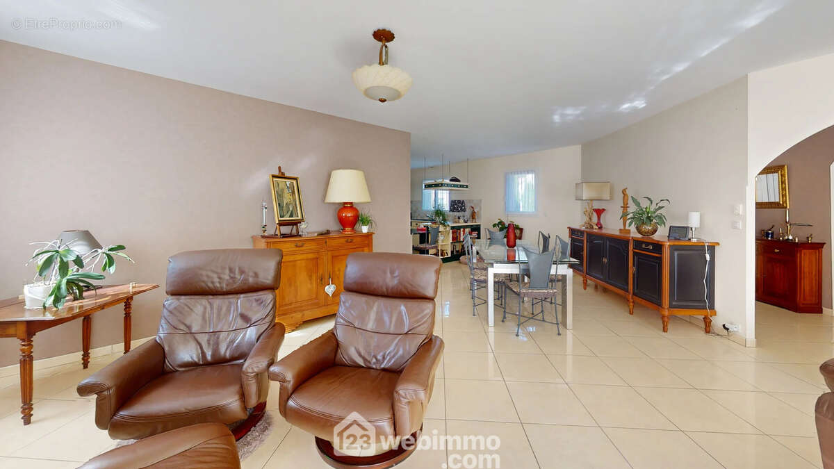 Séjour traversant entrée et espace cuisine - Maison à TALMONT-SAINT-HILAIRE