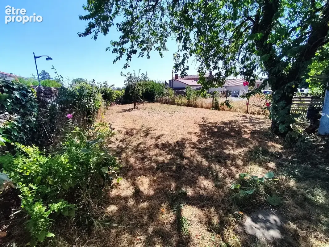 TERRAIN DE 200m²