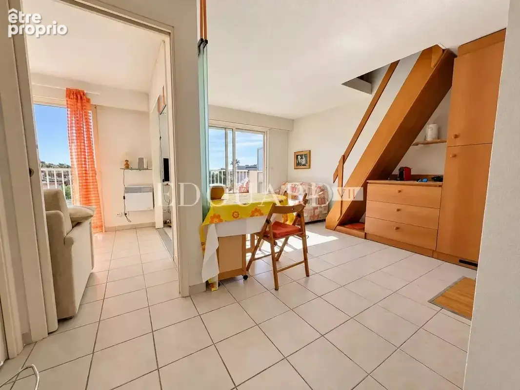 En exclusivité deux pièces en dernier étage avec spacieuse terrasse, cave et parking, à quelques pas des plages - photo 5