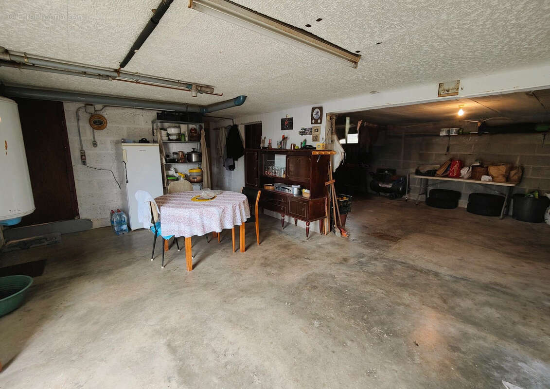 Maison à LAROCHE-SAINT-CYDROINE