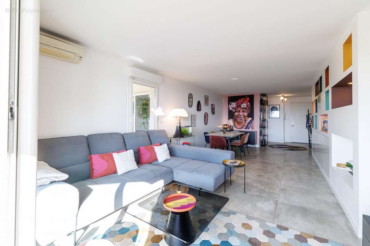Appartement à SAINT-LAURENT-DU-VAR