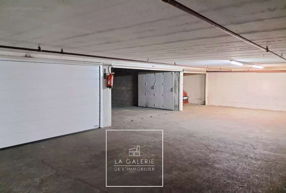 Parking à PARIS-16E