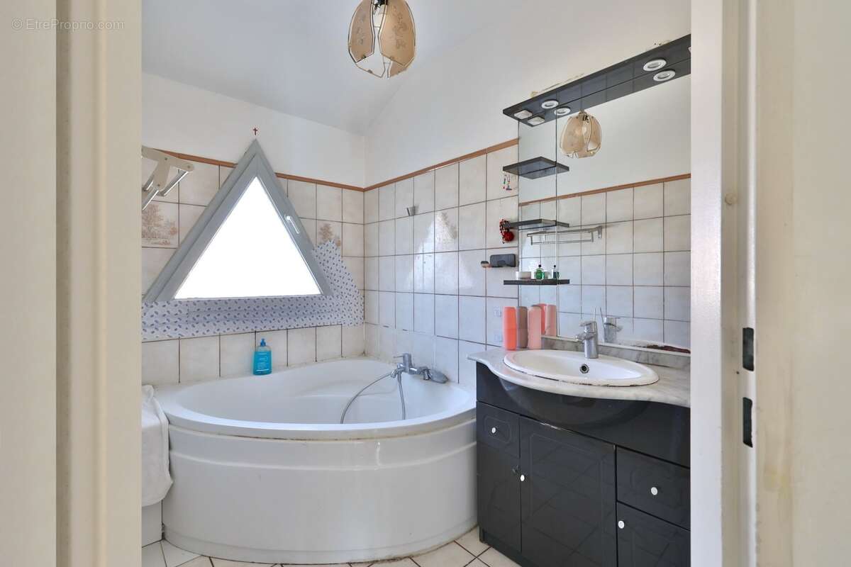 Maison individuelle avec garage à vendre 6 pièces VENISSIEUX (69) - photo 15