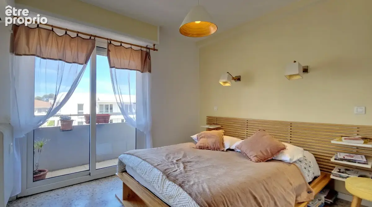 LE CANNET à vendre 3 / 4 pièces de 82 m2 en dernier étage avec balcons parking privatif et cave - photo 7