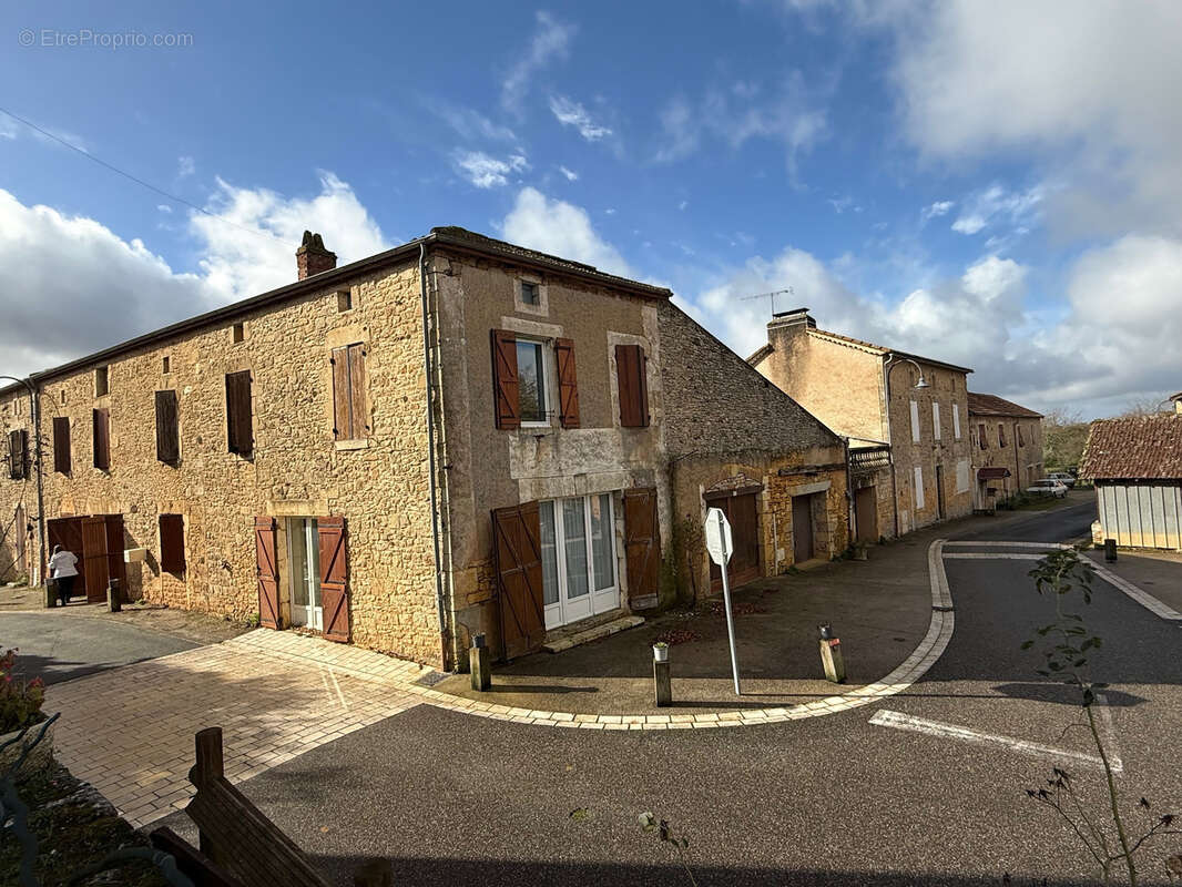 Maison à BLANQUEFORT-SUR-BRIOLANCE