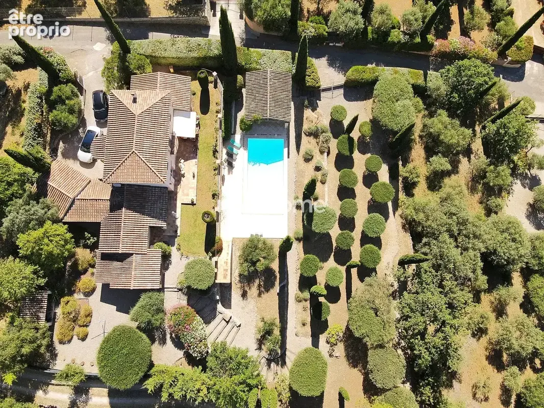 Lorgues – Propriété de charme avec vue panoramique, piscine et jardin d’exception - photo 9