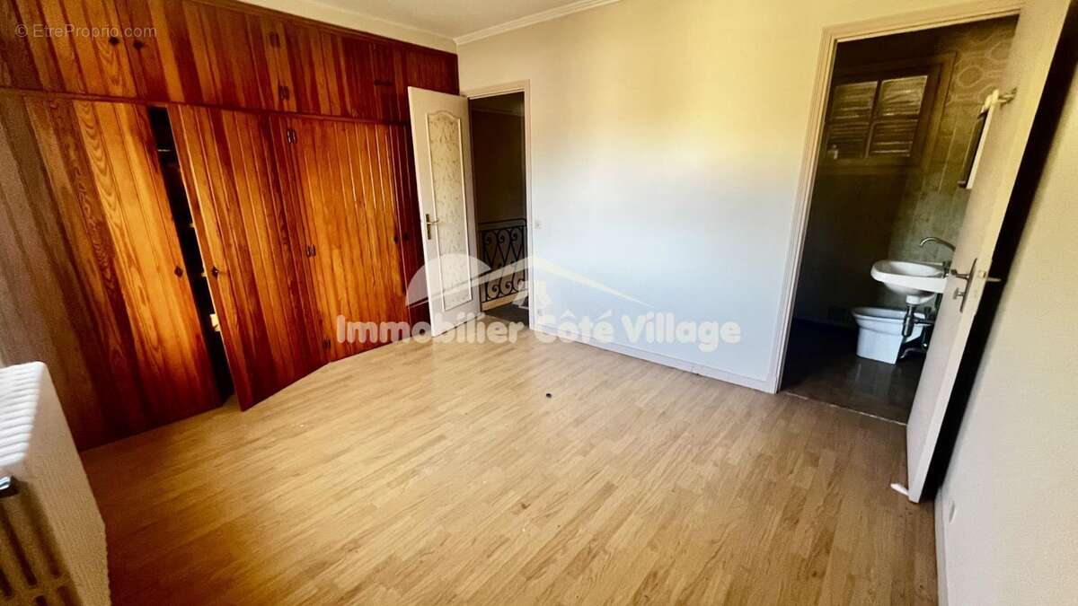 Maison mitoyenne avec 2 appartements, une cave et un garage - photo 11