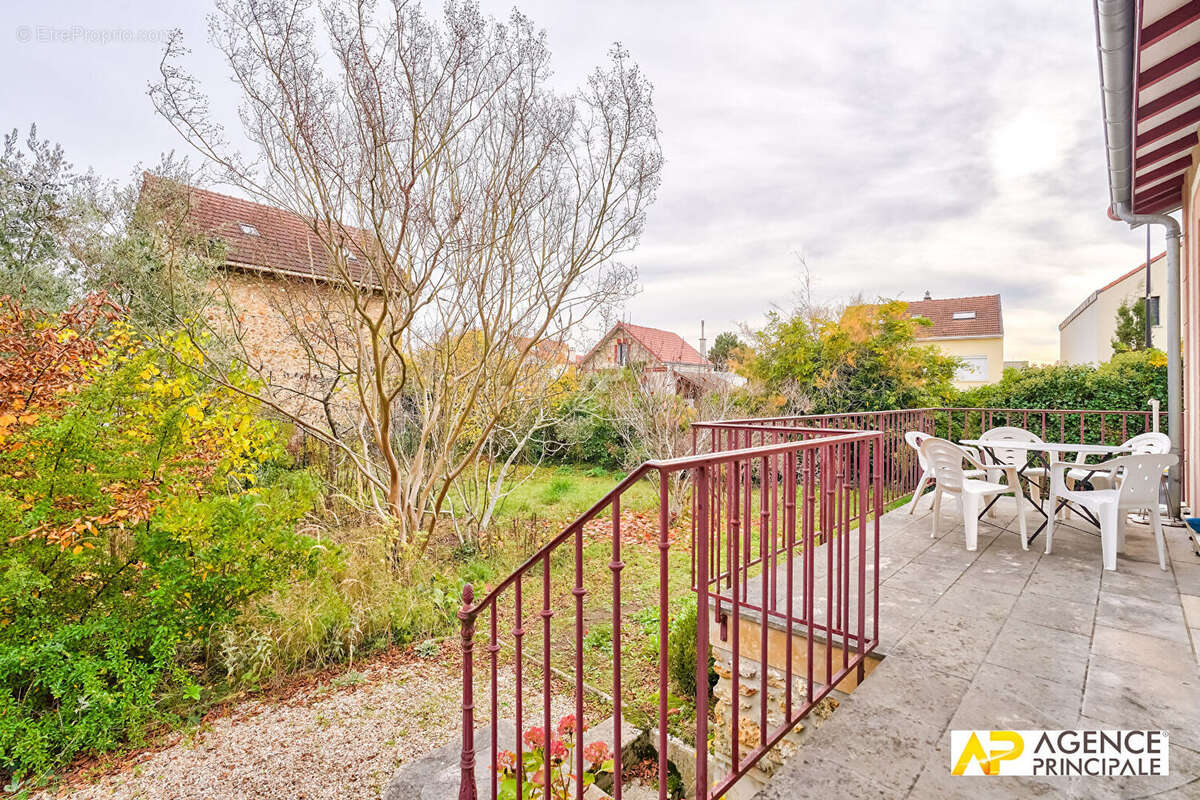 Maison à LE MESNIL-LE-ROI