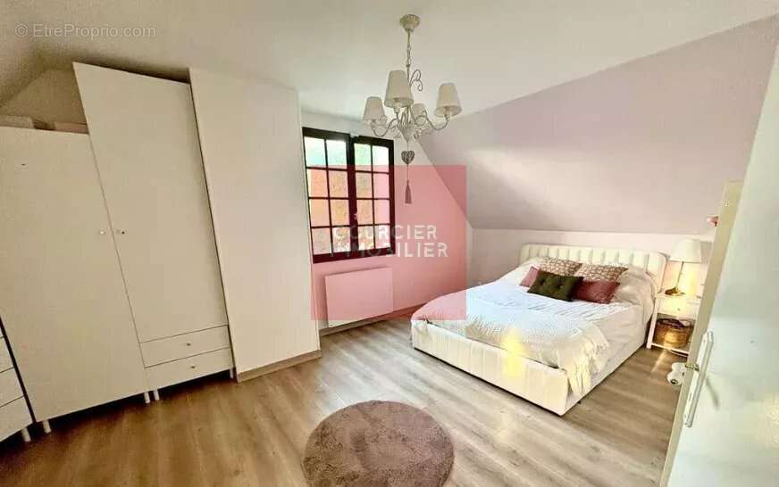 Maison à LE MESNIL-SAINT-DENIS