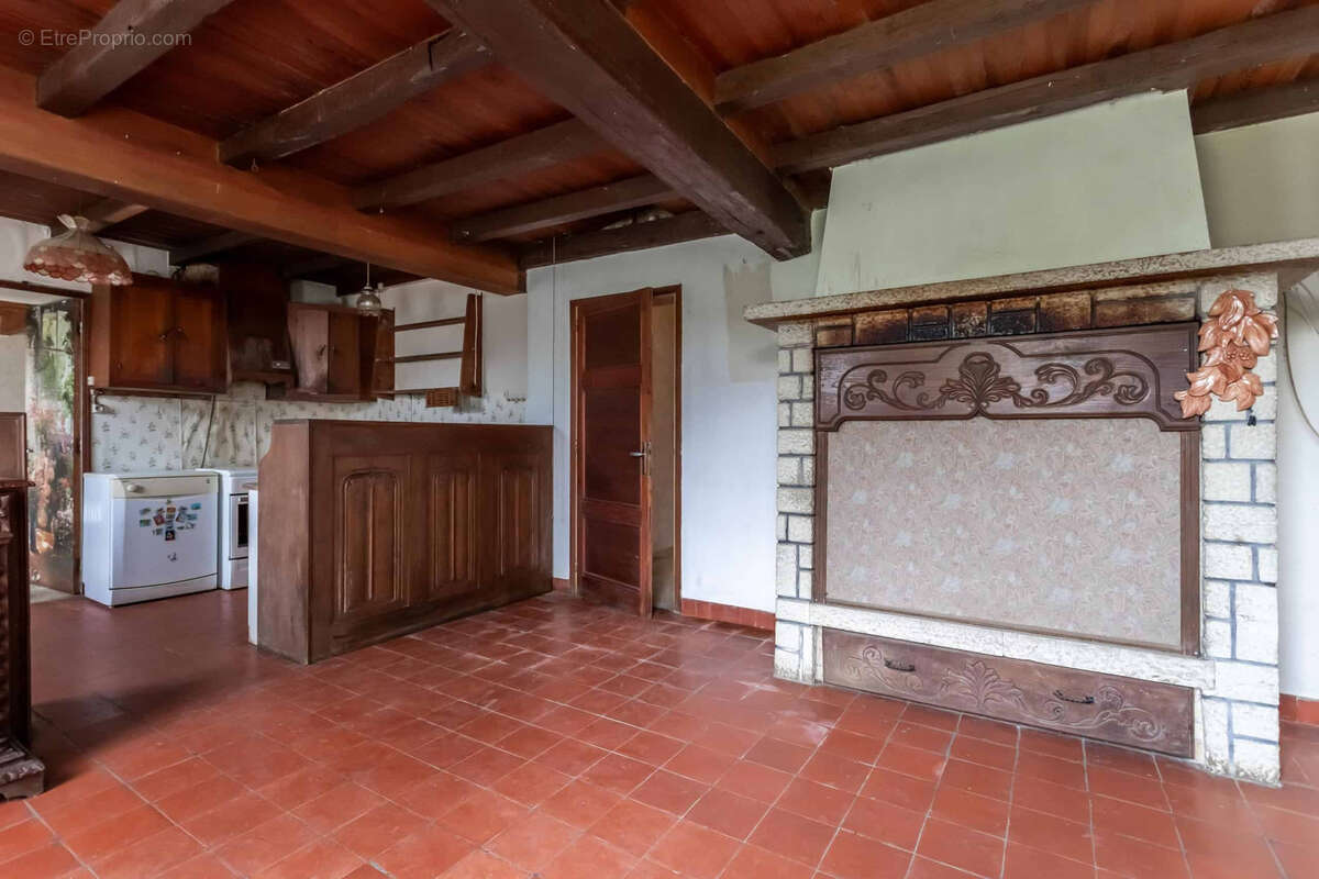 Stone property for renovation - photo 14