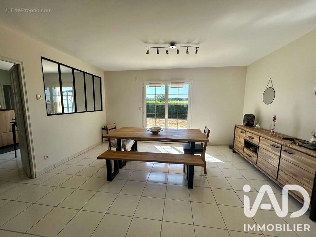 Maison 140 m² à Neuille  - photo 6